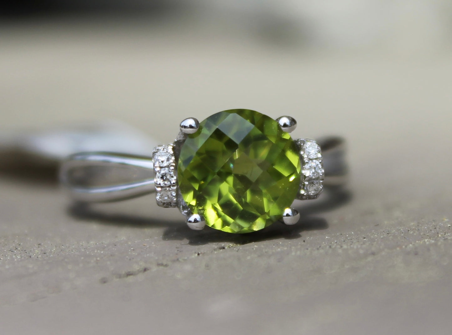14kwg Peridot & Diamond Ring