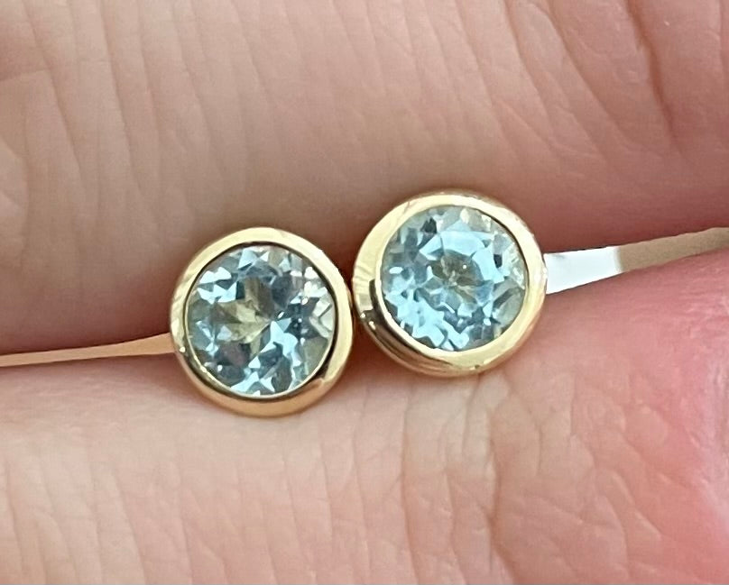 Earrings Bl.Topaz 14ky Bezel