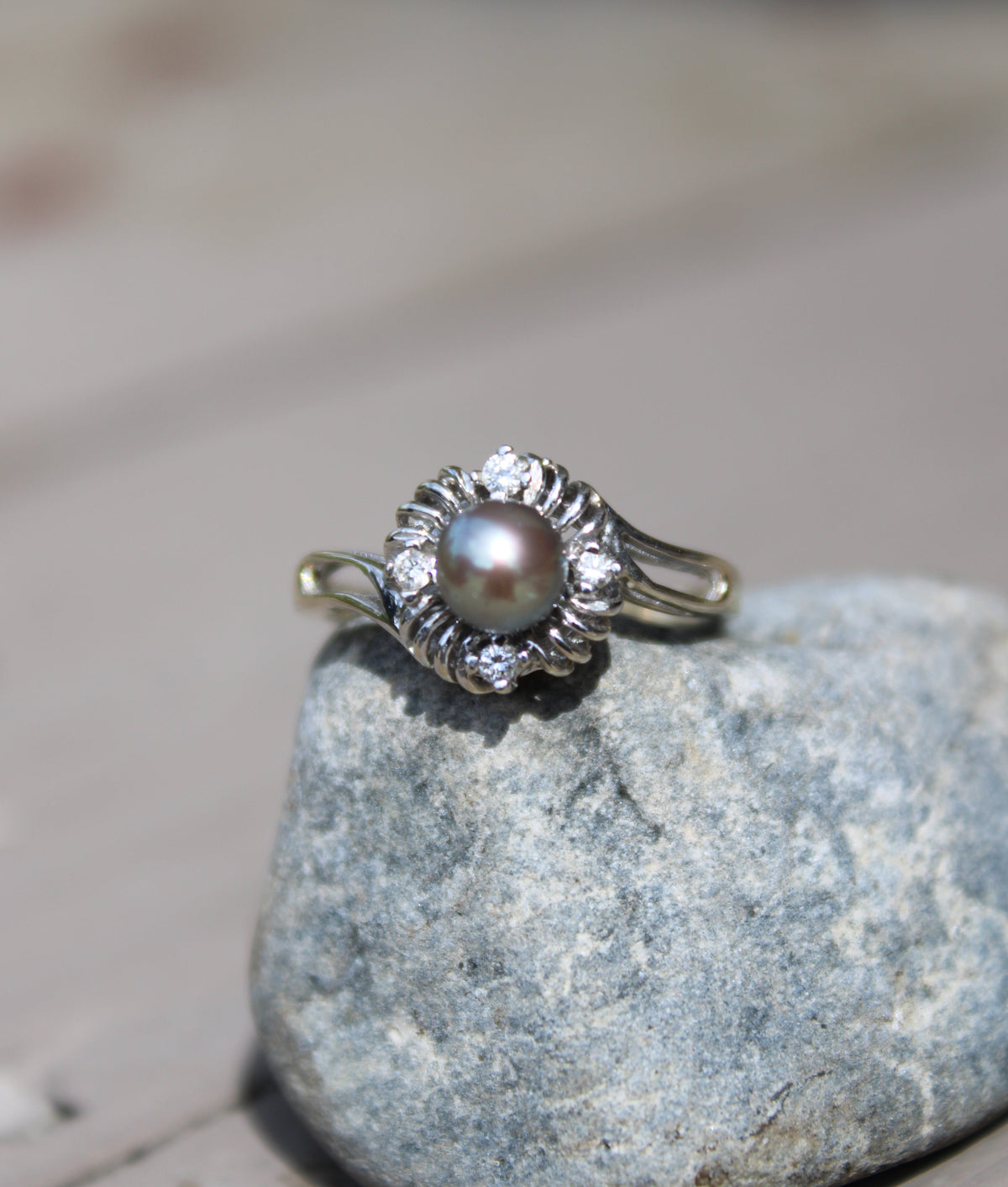 14kwg Black Pearl & Diamond Ring