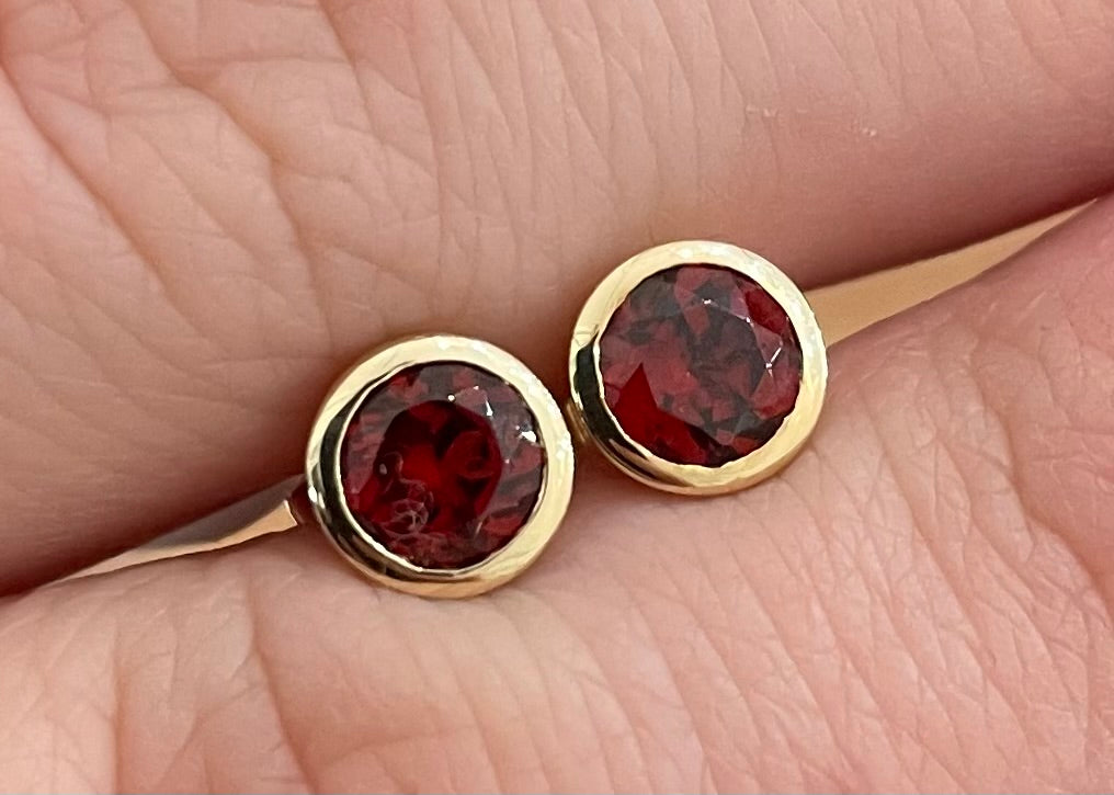 Earrings Garnet 14ky Bezel