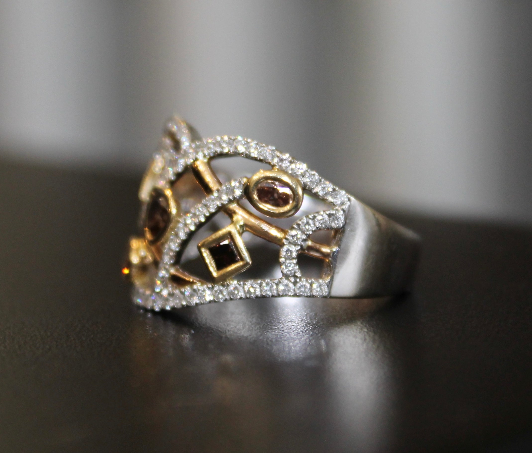 18ktt White & Chocolate Diamond Band