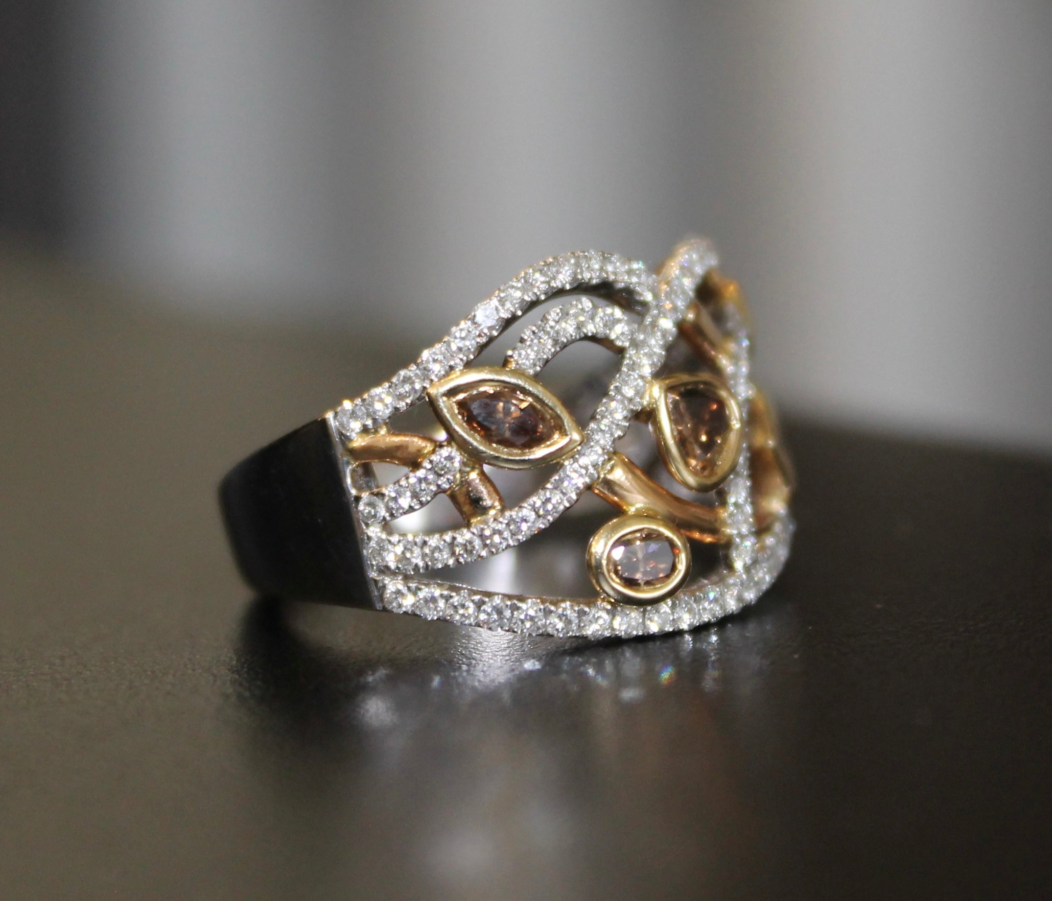 18ktt White & Chocolate Diamond Band