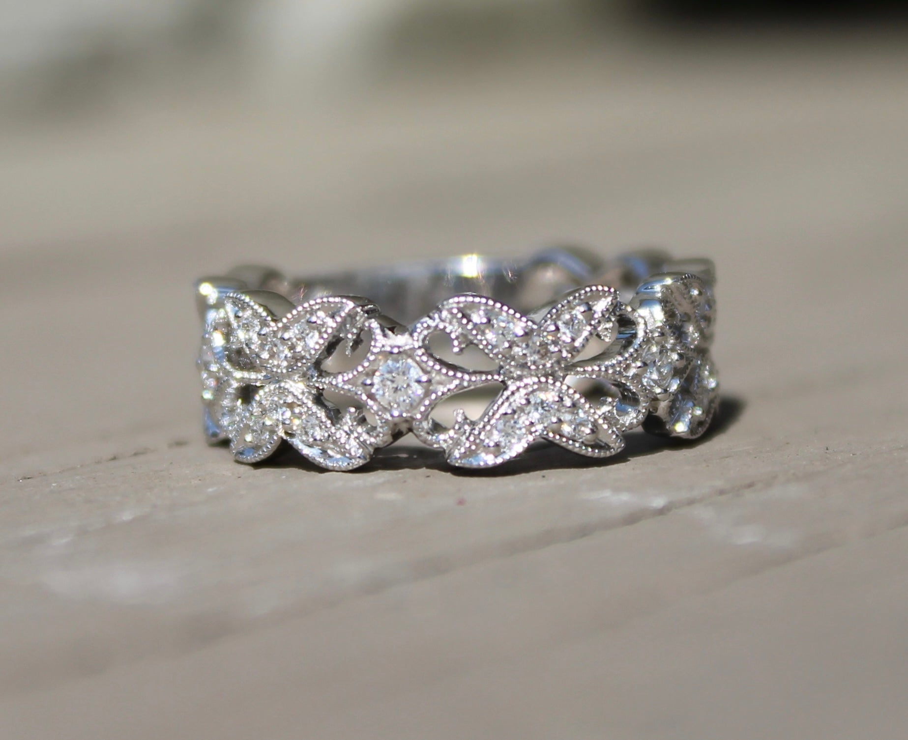 18kw 0.33ctw Fancy Diamond Band