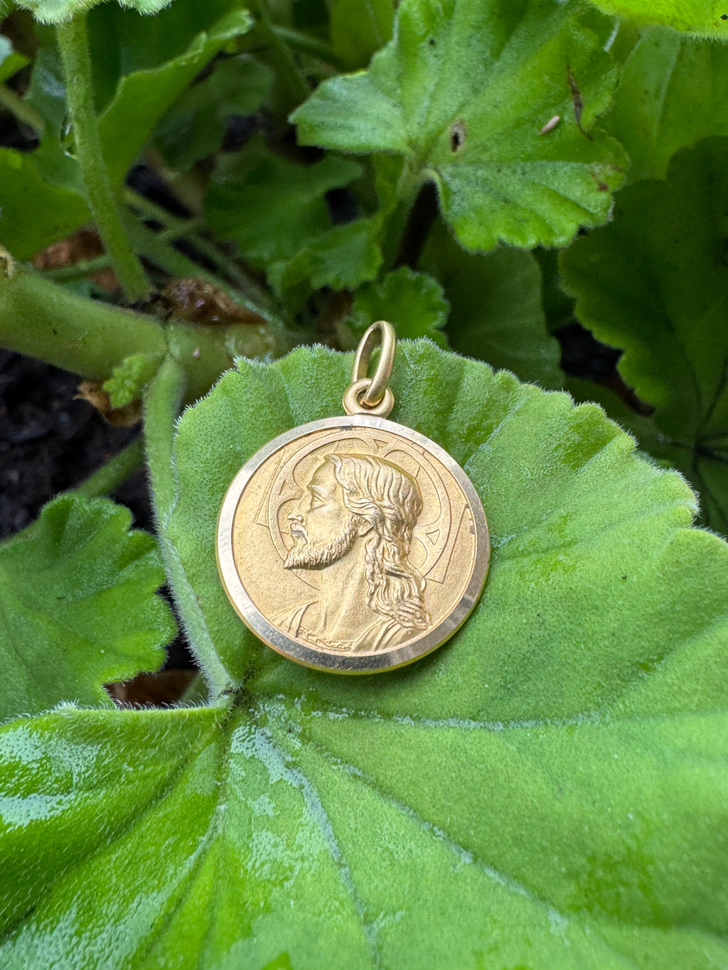 Jesus Charm 3/4" 18kyg Latin "God Protect You" On Reverse